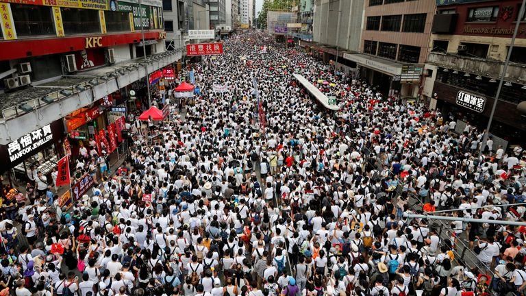 Стотици хиляди хора протестираха в Хонконг срещу закон, който според