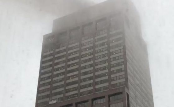 Хеликоптер катастрофира върху покрива на небостъргач в Манхатън Загинал е пилотът