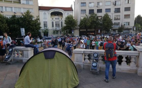  Първият митинг против възбраната за къмпингуване събра стотина пред Народното събрание (снимки) 