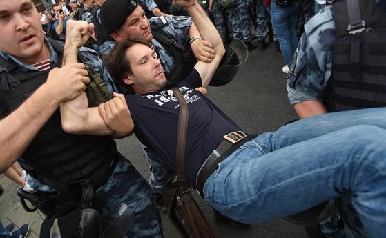Арестите на участници в протестното шествие в Москва в подкрепа