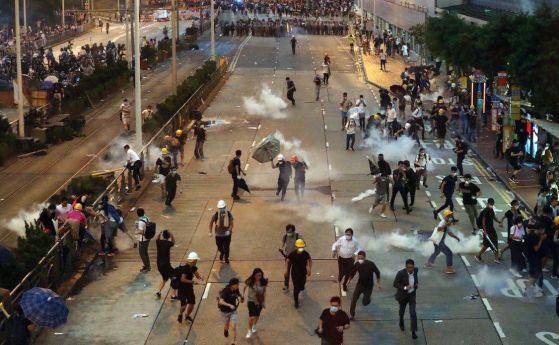 Полицията в Хонконг използва сълзотворен и лютив газ за да