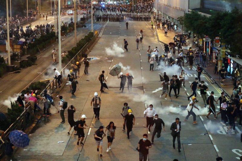 Полицията в Хонконг използва сълзотворен и лютив газ, за да
