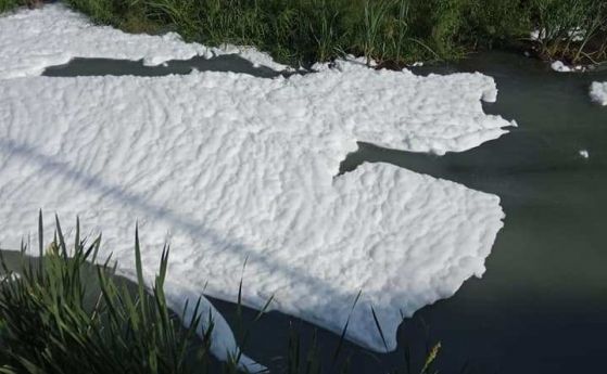 Странна бяла пяна се появи върху повърхността на река Струма