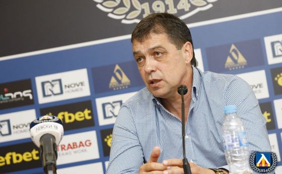 Треньорът на Левски Петър Хубчев разкри че сините чакат още