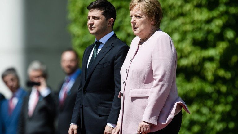 Германският канцлер Ангела Меркел получи пристъп при срещата си с