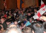 Хиляди грузинци опитаха да щурмуват парламента в Тбилиси заради руски депутат