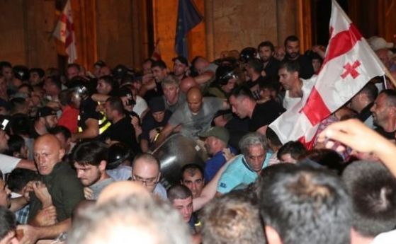 Хиляди грузинци се опитаха да щурмуват сградата на парламента в Тбилиси Недоволството