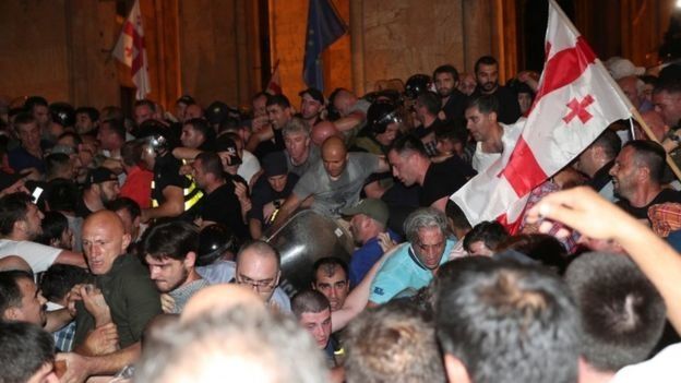 Хиляди грузинци се опитаха да щурмуват сградата на парламента в Тбилиси. Недоволството