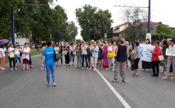 Десетки медицински сестри блокираха един от най натоварените булеварди в Пазарджик