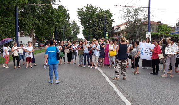 Десетки медицински сестри блокираха един от най-натоварените булеварди в Пазарджик
