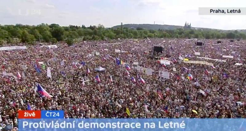 Стотици хиляди чехи излязоха днес в Прага на протест с