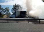 Бус и кола изгоряха и затвориха пътя за Созопол (снимки)