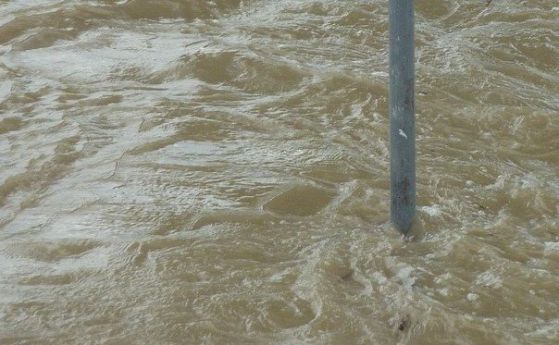 Бедствено положение е обявено в Котел след като река Котленска излезе от