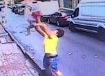 17-годишно момче улови падащо от прозорец бебе (видео)