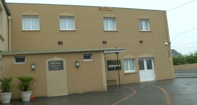 Мъж откри стрелба пред джамия във френския град Брест, съобщи