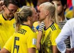 Датчанка и шведка показаха любовта си на терена