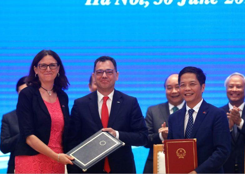 Европейският съюз подписа споразумение за свободна търговия с Виетнам днес.