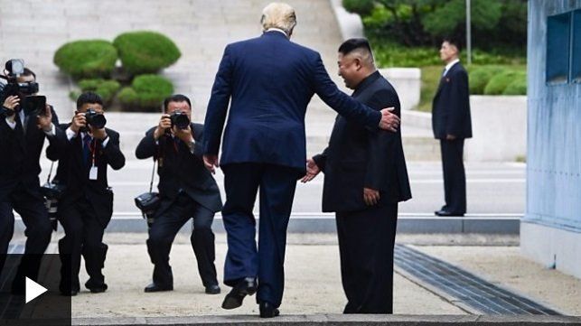 Севернокорейските държавни медии приветстваха бурно неочакваната визита на американския президент