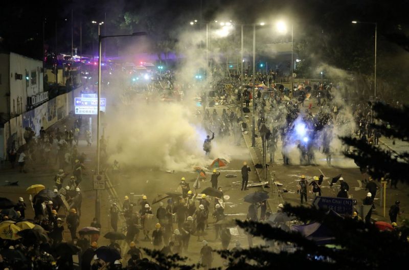 Полицията в Хонконг разпръсна протестиращите срещу закона за екстрадицията със