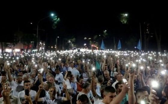 Хиляди протестиращи поискаха оставка на албанското правителство на протест в