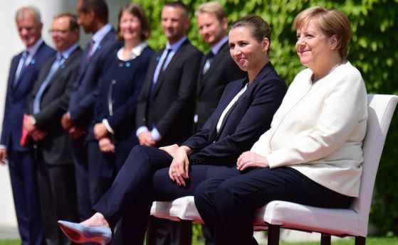  Меркел посрещна седнала немския химн след следващия си припадък 