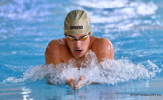  Талантът на Еврофутбол Светлозар Николов с купа на 200 метра съчетано плуване 