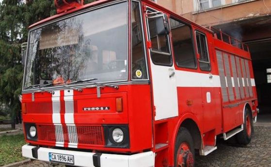  Пожарникари извадиха от Марица 6 варела за предпазване на рискови химикали 