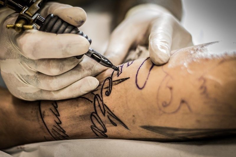 Екип инженери от Мюнхенския технически университет създаде специални медицински татуировки,