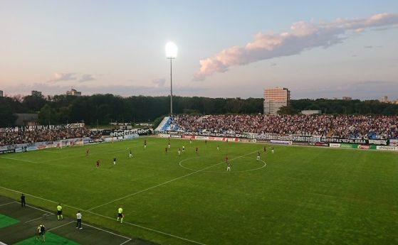 Пред препълнените трибуни на стадион Лаута Локомотив Пловдив стигнаха до