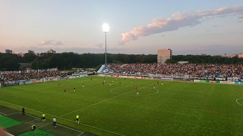 Пред препълнените трибуни на стадион Лаута Локомотив Пловдив стигнаха до