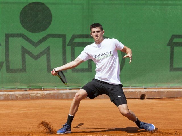 Александър Лазаров спечели титлата на турнира по тенис на червени