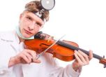 Забраняват на лекарите да слушат музика заради теча в НАП