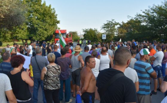  Протестиращи против убиването на свине поради чумата блокираха за цяла нощ пътя Сливен - Ямбол 