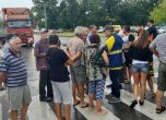 Въпреки Борисов - блокадата на пътя Сливен - Ямбол продължава и тази нощ