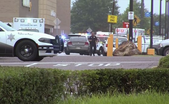 Стрелба беше открита в търговски център в американския град Ел