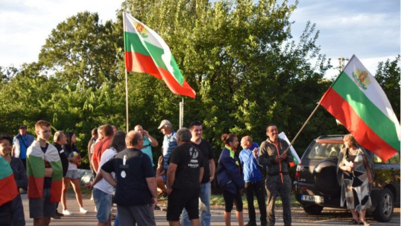 Четвърти ден продължава блокадата на главния път Сливен-Ямбол в района