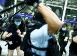 Демонстранти отново влязоха в сблъсък с полицията на летището в Хонконг
