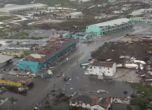 Животът на Бахамите спря: километър след километър разрушени къщи, изтръгнати дървета, преобърнати коли и лодки. Всичко плува във вода (видео)