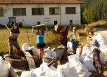Доброволци изнесоха 500 чувала боклук от Родопите, включително хладилник и пералня