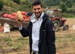 Джокович събира компири в Сърбия