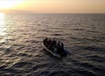 Катер на гръцката брегова охрана се вряза в лодка с мигранти
