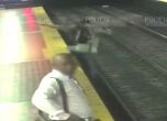Мъж падна на релсите в метрото, разсеян от телефона си. Отказа да излезе, преди да си го вземе обратно