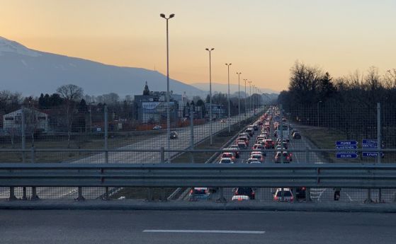 Катастрофа при бензиностанция OMВ спря движението по 'Цариградско шосе'