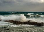 Проливни дъждове в Гърция, бурни ветрове спряха фериботите