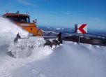 Снежни преспи до 1,5 м в Троянския проход, тръгнаха снегорините (снимки)