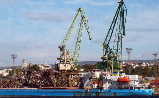 Откриха 25 т незаконен боклук от Салермо на пристанище 'Варна-Запад' (обновена)