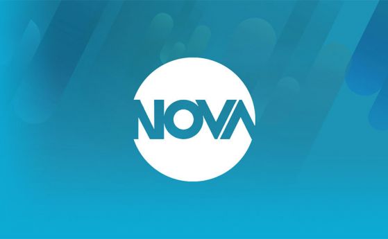 Ново 20: Пътничка държи вратата на автобус с колан, докато пътува