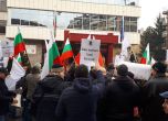 40 обгазени на протеста за Перник пред МРРБ, полицията ги напръска с лютив спрей (видео)