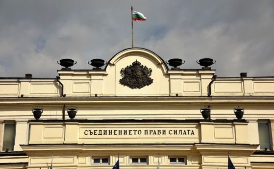 Кабинетът очаквано оцеля при четвъртия вот на недоверие