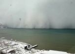Моментът, в който снежна буря удря бреговете на Черно море (видео)